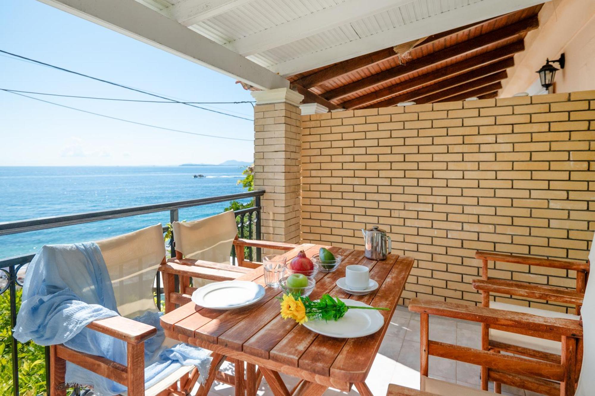 Kaminaki Beachfront Apartments Niszáki Kültér fotó